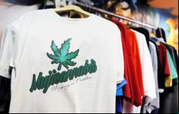 Merchandising vinculado a Mujica y la marihuana en Uruguay. (Foto AFP)