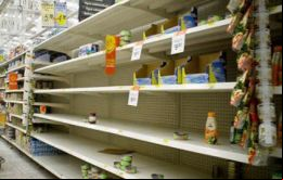 Pero más grave, hay escasez de 18 productos básicos: leche, pollo, carne, azúcar, harina, café y pan entre otros