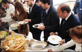 Según las fotos adelantadas se puede ver a destacados periodistas y personajes disfrutando del bufé de 18.000 Euros 