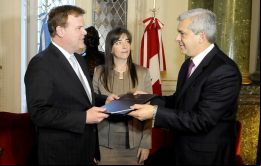 El canciller Baird, la embajadora Kutz y el presidente de la Cámara Baja, Julián  Domínguez 