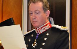 El Gobernador Roberts con su traje de gala dirigiéndose a la Asamblea Legislativa 