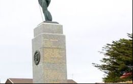 El monumento a la Liberación en la costanera de Stanley 