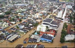 Más de 18.000 personas evacuadas por el desborde del río Uruguay. Más al sur en Uruguay también hay damnificados y se espera una riada 