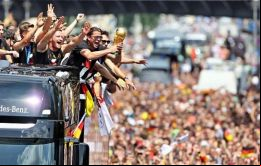 Los festejos  de los campeones se empañaron con los brutales ataques