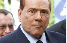 “Gracias, gracias”, dijo Berlusconi cuando dejó el centro de mayores en el cual presta servicios sociales por otra condena 