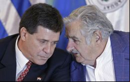 Cartes  y Mujica durante el encuentro en el Palacio de gobierno de Asunción.