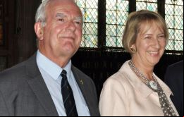 El legislador Roger Edwards y la representante de las Falklands en Londres, Sukey Cameron estuvieron presentes