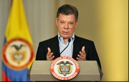 “Vamos a eliminar la reelección presidencial y vamos a extender el periodo presidencial a cinco o seis años”, afirmó Santos