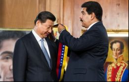El presidente chino condecorado por su par venezolano