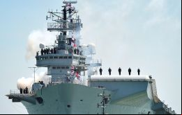 El portahelicópteros hace su ingreso al puerto de Portsmouth