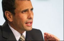 “Nicolás se endeudó con China por 5 mil millones de dólares para alimentación. Hoy hay 60% de escasez de leche, aceite y azúcar #GuisoChino”, dijo Capriles