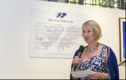  Sukey Cameron, directora de la Oficina del gobierno de las Falklands en Londres durante la inauguración del acontecimiento