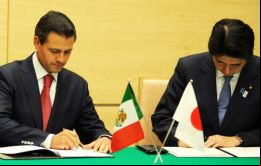 Peña Nieto y Shenzo Abe durante la firma de catorce acuerdos de cooperación en los sectores petrolero, educativo, sanitario y agrícola