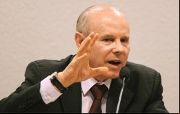 “El FMI repite errores cometidos hace seis meses por algunos analistas”, dijo Mantega