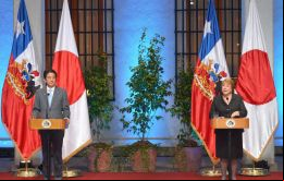 Shinzo Abe y Bachelet durante la conferencia de prensa en Santiago