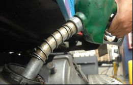  El tanque de un auto de 50 litros de gasolina se llena con el equivalente de medio dólar