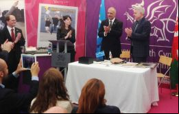 El gobernador Buzzi junto  al Ministro Primero  Carwyn Jones. También se reunirá con la Presidenta de la Asamblea de Gales, Dame Rosemary Butler
