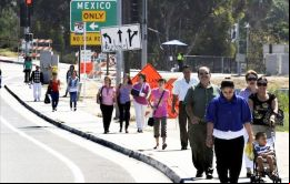 Unos 14.000 han cruzado la frontera desde México a pie
