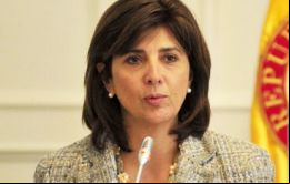 No nos parece que el cierre de la frontera sea la medida que va a controlar el contrabando, dijo la canciller María Angela Holguín 