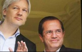 Assange junto al canciller ecuatoriano Patiño en la embajada en Londres.