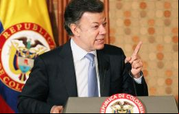 “Vamos a eliminar la reelección presidencial y vamos a extender el periodo presidencial a cinco o seis años”, afirmó el presidente colombiano