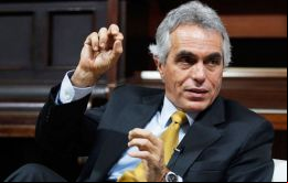  Diego García Sayán fue ministro de Justicia durante el Gobierno de transición de Valentín Paniagua (2000-2001) y canciller de Alejandro Toledo (2001-2006).