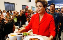 La mandataria se sirvió su bandeja y compartió la mesa con el candidato a gobernador de Rio y clientes habituales