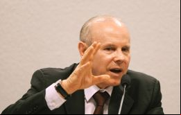 Según el ministro ”no da para decir que hay recesión técnica. Aquí es poco (lo que ha caído el PIB) y es poco tiempo y la economía está moviéndose”.