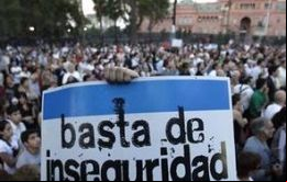 Sin embargo, la inseguridad y la violencia aún es la primera preocupación para el 78% de los entrevistados, en una encuesta con respuestas múltiples
