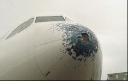 Estado en que quedó el parabrisas y nariz del avión de Air Europa, que vio su regreso a Madrid demorado 