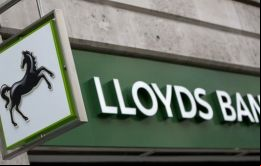 Lloyds, que controla Bank of Scotland, dijo que sus planes de contingencia incluían crear entidades legales en Inglaterra.