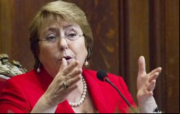 La presidenta de Chile haciendo uso de la palabra en el paraninfo de la Universidad de la República