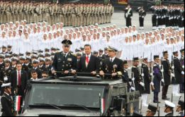Peña Nieto y altos oficiales pasan revista a la tropa previa al desfile 