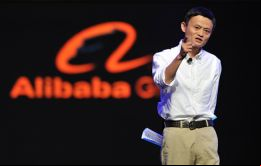 La revista china Hurun estima su fortuna total en 25.000 millones de dólares, lo que lo coloca como el hombre más acaudalado de China. 