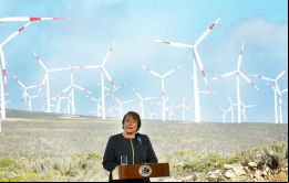 La mandataria hizo el anuncio al inaugurar el mayor parque eólico del país, que cuenta con 50 aerogeneradores con aspas de 49 metros, y produce 115 MW
