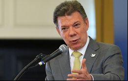 “Nuestro compromiso para los próximos cuatro años es iniciar la construcción de un millón de viviendas urbanas y 2.000 rurales”, dijo Santos 