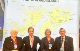 MLA Jan Cheek, Hugo Swire, la representante en Londres Sukey Cameron y MLA Ian Hansen en el puesto de las Falklands en la convención conservadora