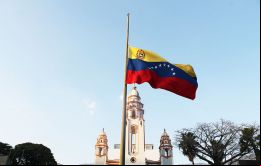 “La bandera permanecerá a media asta en todos los edificios públicos del país, tanto civiles como militares. Se prohíben las actividades y celebraciones”