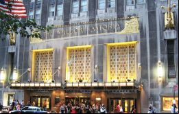 Es un ícono de Nueva York: obra maestra del art deco protegida desde 1993; en su momento llegó a ser el mayor establecimiento hotelero del mundo. 