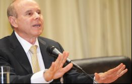 ”La previsión del 0,30 % me parece un poco pesimista. Vivimos en un mundo volátil”, afirmó Mantega
