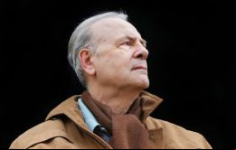 Modiano ha centrado toda su obra en el París de la Segunda Guerra Mundial, describiendo los acontecimientos de esta época a través de personajes corrientes.