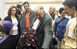 El presidente Mujica estuvo en el recibimiento de las familias sirias con juguetes y pelotas para los niños