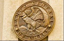 Expertos consultados por el Banco Central de Chile redujeron en 0,1 puntos, hasta el 1,9 %, su previsión de crecimiento para la economía chilena en 2014