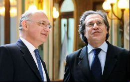 Timerman, en la foto junto a Almagro, hizo el anuncio (Foto AFP)