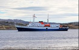 MV Ushuaia anclado en Stanley. Fue el primero de la temporada de cruceros en tanto el Sea Adventurer es esperado para el miércoles 22 (Foto J. Pompert).
