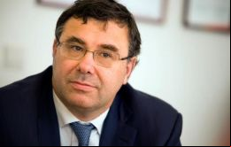 Patrick Pouyanné, hasta ahora al frente de la rama de Refinería y Química fue nombrado director general y de Thierry Desmarest como presidente.