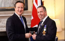 El primer ministro Cameron haciendo entrega de la medalla del Atlántico Sur a uno de los tantos veteranos que fueron recibidos en Downing Street
