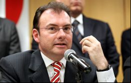 Videgaray se reunió en el Palacio Nacional con legisladores del PRI; del PAN y del PRD para analizar la situación 