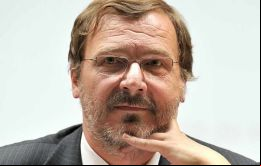 El jefe del Tesoro, Arno Augustin, itió que el superávit consolidado primario tendrá que ser reducido una cifra equivalente a un 1,9% del PIB.