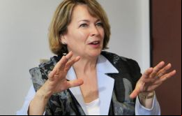 Para Ms Cunningham está en su segunda visita a las Falklands, tras su primera de marzo, cuando llegara la barcaza Noble Frontier desde Nueva Orleans.